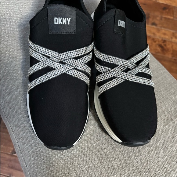 DKNY
Big Girls Slip On Sneakers sz 5 - Picture 2 of 8